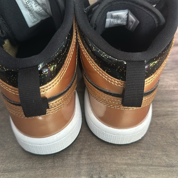 Nike Air Jordan Mid Black/Gold size 11 little kid - Picture 5 of 7